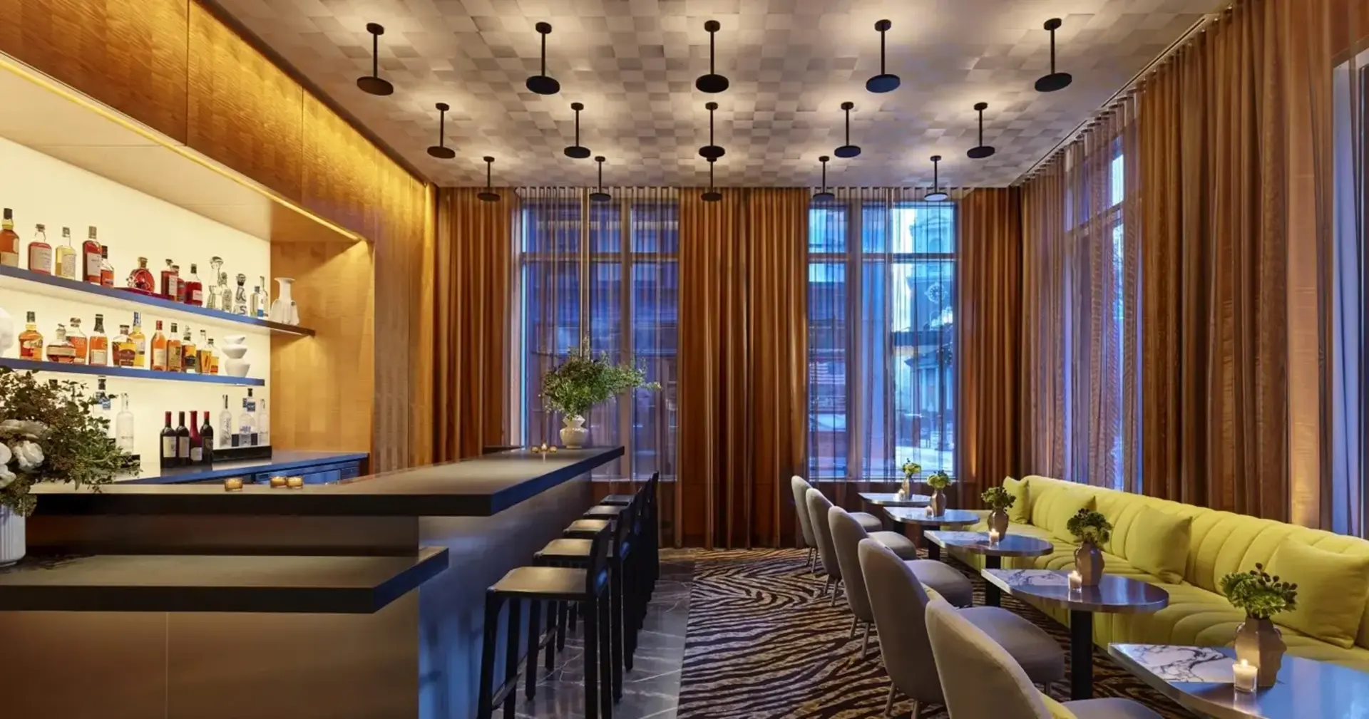 Hotel AKA Boston Common lounge with a bar
